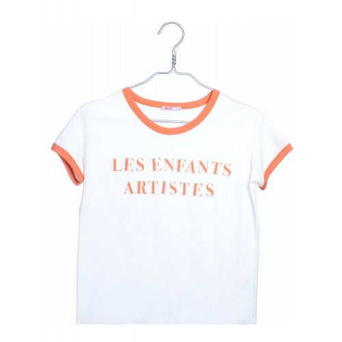 T-shirt branca com estampagem a laranja "les enfants artistes"