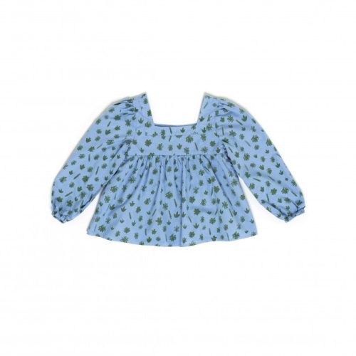 Blusa estampada, fundo azul com desenhos de folhas e flores verdes 100% algodão biológico, pregas nas mangas e cintura para criar uma silhueta fluida