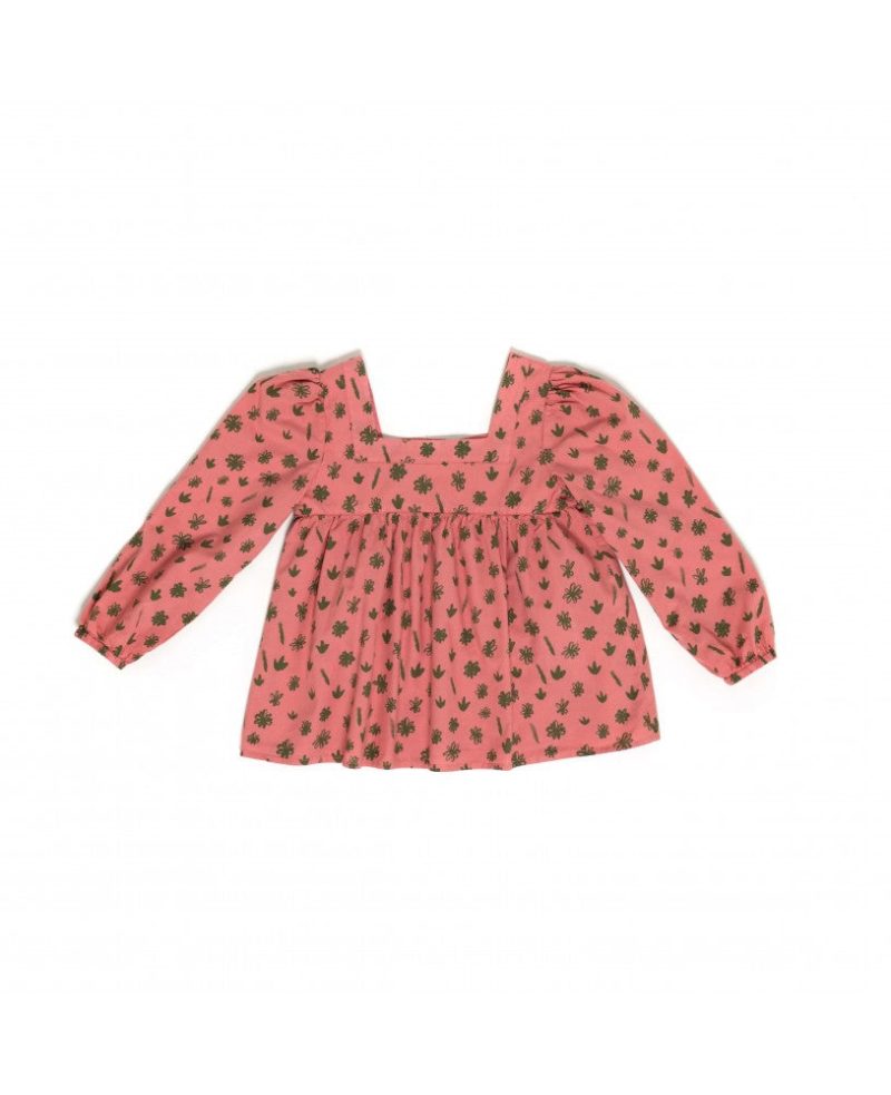 Blusa estampada, fundo rosa com desenhos de folhas e flores verdes 100% algodão biológico, pregas nas mangas e cintura para criar uma silhueta fluida